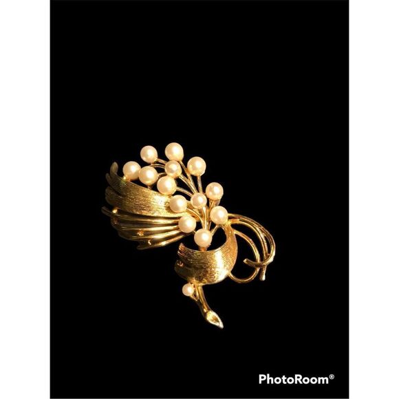 Beautiful Vintage Faux Pearl Pin - Picture 1 of 3